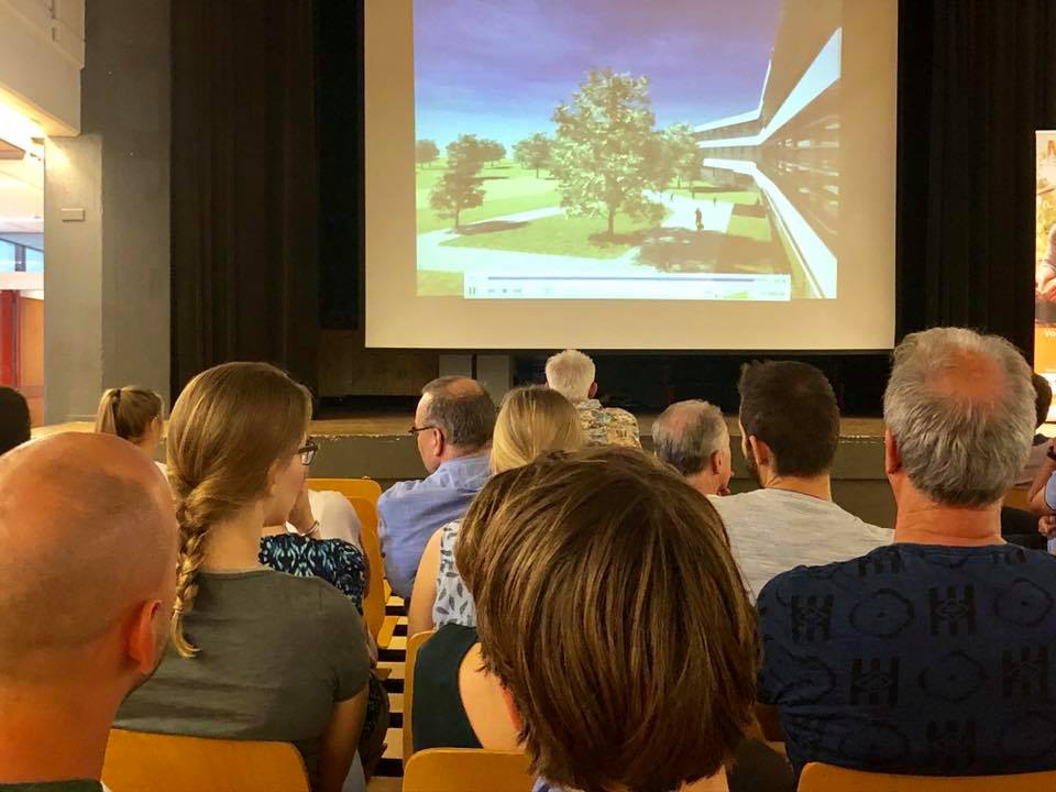 Een foto van de bijeenkomst waar docenten van het Dr. Knippenbergcollege een update krijgen van de architect