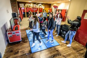 Kinderen spelen interactieve beweeg game met dansmatten