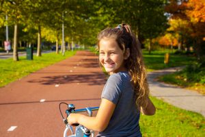 Meisje lachend op haar fiets